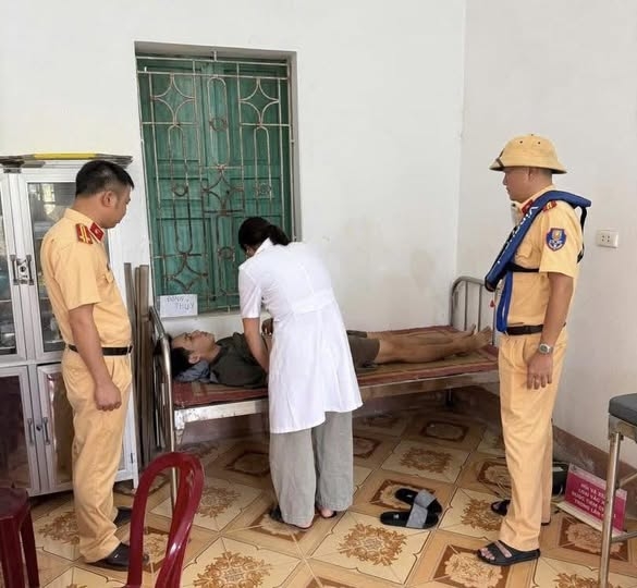 Thuyền viên nguy kịch trên sông Hồng, CSGT Ninh Bình khẩn trương cứu nạn